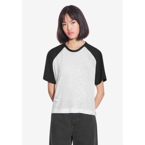 Koszulka sportowa damska Prosto College z krótkim rękawem. Czarne koszulki sportowe Prosto, bez wzorów, bez ramiączek. W wyprzedaży za 117,99 zł.