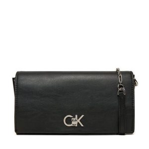 Torebka Calvin Klein. Czarne listonoszki Calvin Klein, bez wzorów, bez dodatków. Za 319,99 zł.