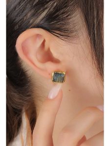 Pierres delicates Pozłacane kolczyki-wkrętki z labradorytami rozmiar: onesize. Żółte kolczyki Pierres delicates, z labradorytem, pozłacane. Za 78,47 zł.