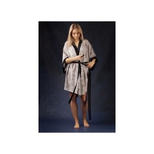 SZLAFROK KIMONO biały w szale kontury kwiatów. Szlafroki marki Intime. Za 249,00 zł.
