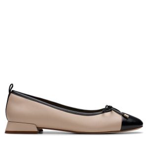 Baleriny Clarks. Brązowe balerinki Clarks, bez wzorów, bez obcasa, bez zapięcia. Za 309,99 zł.