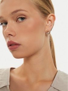 Guess Kolczyki JUBE04 666JW Złoty. Żółte kolczyki Guess, metalowe. Za 179,99 zł.
