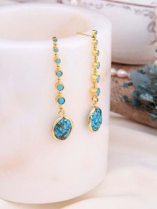 L'Atelier de Gaia Pozłacane kolczyki z turkusami rozmiar: onesize. Żółte kolczyki L'Atelier de Gaia, z turkusem, pozłacane. Za 95,92 zł.