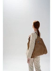 Christian Laurier Skórzana torebka "Bagi" w kolorze karmelowym - 38 x 37 cm rozmiar: onesize. Brązowe torebki klasyczne Christian Laurier, bez wzorów, z materiału, bez dodatków. Za 326,99 zł.