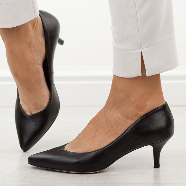 Czarne lico skórzane Polskie niskie szpilki damskie Prestige 2105/szpX. Czarne szpilki Prestige, bez wzorów, ze skóry, bez obcasa. Za 399,00 zł.