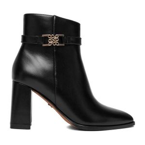 Botki Nine West. Czarne botki Nine West, bez wzorów, bez obcasa, na słupku, bez zapięcia. Za 279,99 zł.