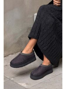 Trendyol Skórzane kapcie w kolorze czarnym rozmiar: 36. Czarne kapcie Trendyol, bez wzorów. Za 260,99 zł.