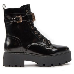 Trzewiki Guess. Czarne botki Guess, z aplikacjami, bez obcasa, na płaskiej podeszwie, bez zapięcia. Za 579,99 zł.