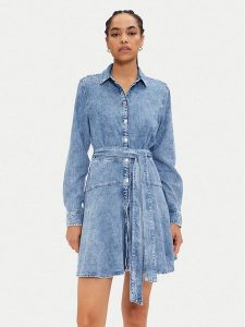 Tommy Jeans Sukienka jeansowa Chambray DW0DW19813 Niebieski Regular Fit. Niebieskie kombinezony Tommy Jeans, s, bez wzorów, z bawełny, bez kołnierzyka, bez ramiączek. Za 479,99 zł.