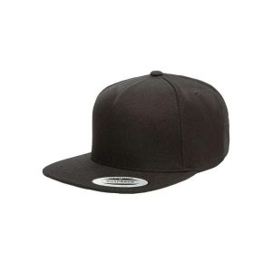 Czapka typu snapback Flexfit Premium. Czarne czapki FLEXFIT, bez wzorów, z bawełny, klasyczne. Za 79,20 zł.