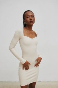 Sukienka dopasowana z dekoltem w kształcie serca WHITE SAND - FUSION-S/M. Brązowe sukienki Marsala, na imprezę, m, bez wzorów, z bawełny, bez kołnierzyka, bez ramiączek, mini, bodycon. W wyprzedaży za 24,98 zł.