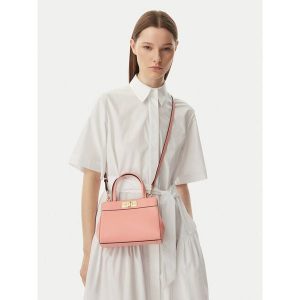 Torebka Tommy Hilfiger. Czerwone torebki klasyczne TOMMY HILFIGER, bez wzorów, bez dodatków. Za 569,99 zł.