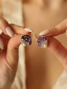 Pierres delicates Pozłacane kolczyki-wkrętki z perłami i kamieniami szlachetnymi rozmiar: onesize. Białe kolczyki Pierres delicates, z ametystem, pozłacane. Za 52,99 zł.