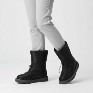 Śniegowce damskie Artiker, cholewka z pikowanego materiału z ociepleniem i regulacją na troczek gruba podeszwa z wyraźnym profilem, czarne, 51C0361. Czarne buty zimowe ARTIKER, bez obcasa, na płaskiej podeszwie, bez zapięcia. Za 289,00 zł.