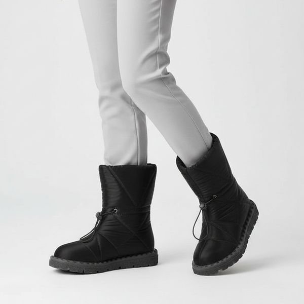 Śniegowce damskie Artiker, cholewka z pikowanego materiału z ociepleniem i regulacją na troczek gruba podeszwa z wyraźnym profilem, czarne, 51C0361. Czarne buty zimowe ARTIKER, bez obcasa, na płaskiej podeszwie, bez zapięcia. Za 289,00 zł.