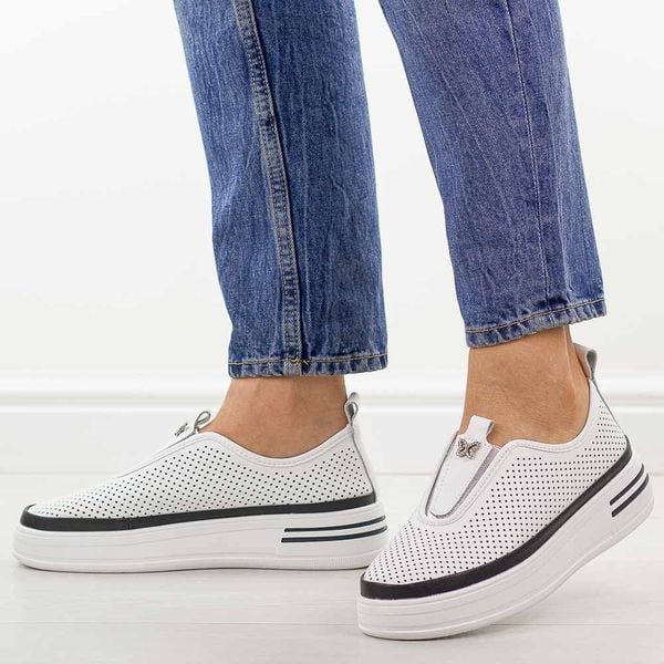 Białe ażurowane skórzane półbuty damskie T.Sokolski w26-674. Białe półbuty Sokolski, na jesień, z aplikacjami, z gumy, z okrągłym noskiem, bez obcasa, bez zapięcia. Za 219,00 zł.