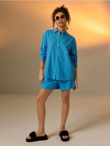 Klapki z motywem kwiatowym na platformie - czarny. Czarne klapki Sinsay, bez wzorów, bez obcasa, na platformie. Za 39,99 zł.