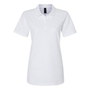 Damska Koszulka Polo Pique Soft Touch. Niebieskie koszulki sportowe GILDAN, bez wzorów, bez ramiączek. Za 59,99 zł.