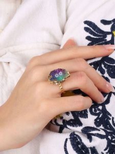 L'Atelier de Gaia Pozłacany pierścionek z kwarcem rozmiar: onesize. Niebieskie pierścionki L'Atelier de Gaia, z kwarcem, pozłacane. Za 30,99 zł.