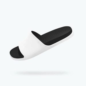 Klapki NATIVE SPENCER LX. Białe klapki NATIVE SHOES, bez wzorów, bez obcasa. Za 139,99 zł.