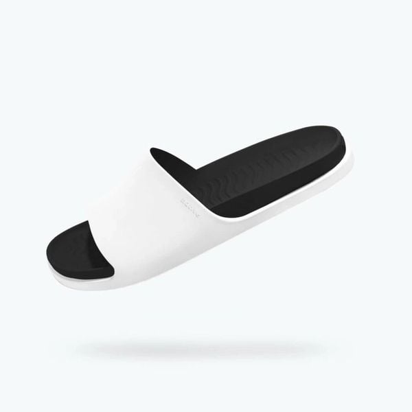Klapki NATIVE SPENCER LX. Białe klapki NATIVE SHOES, bez wzorów, bez obcasa. Za 139,99 zł.