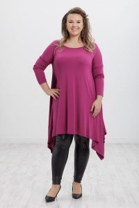 Asymetryczna tunika Abi w odcieniach fioletu duże rozmiary PLUS SIZE XXL JESIEŃ. Tuniki Moda Size Plus Iwanek, na jesień, plus size, bez wzorów, z dzianiny, klasyczne, z asymetrycznym kołnierzem, plus size, bez ramiączek. W wyprzedaży za 79,90 zł.