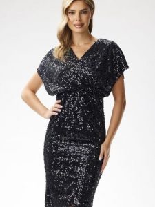 Sukienka Model A698 Black - awama. Czarne sukienki Awama, na sylwestra, l, bez wzorów, z weluru, eleganckie, bez kołnierzyka, plus size, bez ramiączek, midi, dopasowane. Za 441,32 zł.