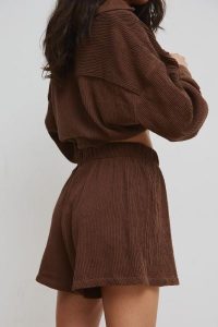 Szorty z plisowanej BAWEŁNY w kolorze BROWN -SHELLY-M. Brązowe szorty Marsala, bez wzorów, z bawełny. Za 229,90 zł.