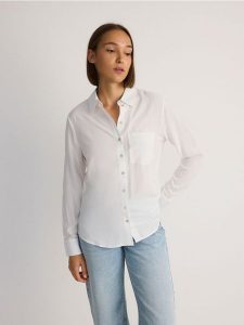 Koszula regular z wiskozy - złamana biel. Koszule Reserved, l, bez wzorów, z tkaniny, bez kołnierzyka, bez ramiączek. W wyprzedaży za 39,99 zł.