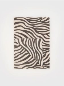 Szalik ze zwierzęcym wzorem - czarny. Czarne szaliki Reserved, bez wzorów. W wyprzedaży za 25,99 zł.