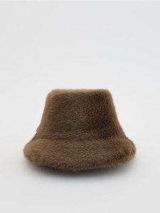 Kapelusz ze sztucznego futerk - brązowy. Brązowe kapelusze Reserved, bez wzorów. Za 79,99 zł.