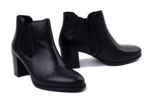 RIEKER 50194-00 black, botki damskie. Czarne botki Rieker, na zimę, bez wzorów, z gumy, bez obcasa, na obcasie, bez zapięcia. Za 379,90 zł.