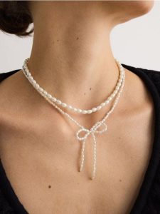 Podwójny naszyjnik z koralikami - biały. Białe naszyjniki Reserved. W wyprzedaży za 49,99 zł.