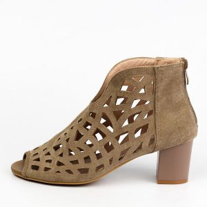 J. Brązowe sandały damskie na obcasie z zakrytą piętą M.Daszyński 1954-15. Brązowe sandały M.Daszyński, w ażurowe wzory, z zamszu, bez obcasa, na obcasie, bez zapięcia. W wyprzedaży za 152,15 zł.