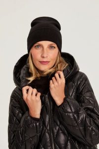 Gładka czapka czarna. Czarne czapki MOODO, bez wzorów, z poliamidu. Za 39,99 zł.