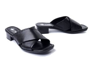 RIEKER 62690-00 black, klapki damskie. Czarne klapki Rieker, bez wzorów, bez obcasa, na obcasie. Za 279,90 zł.