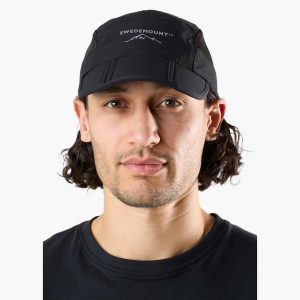 Czapka z daszkiem Wędrówki unisex Swedemount Lofoten Packable Cap szybkoschnąca. Czarne czapki SWEDEMOUNT, bez wzorów, sportowe. Za 79,99 zł.