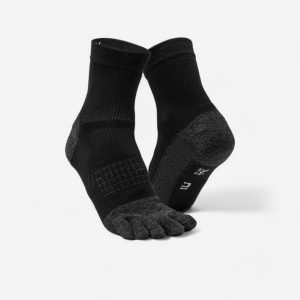 Skarpetki do biegania Kiprun Run 900 pięciopalczaste. Skarpetki KIPRUN, bez wzorów, z elastanu. Za 49,99 zł.
