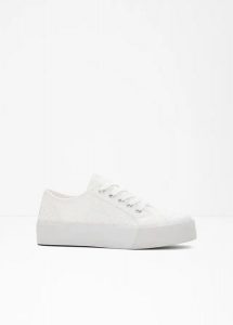 Sneakersy na podeszwie platformie. Białe buty sportowe bonprix, bez wzorów, bez zapięcia. Za 124,99 zł.