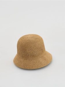 Pleciony kapelusz bucket - kremowy. Białe kapelusze Reserved, bez wzorów. Za 79,99 zł.