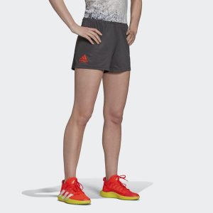 Szorty damskie adidas HB Train. Czerwone szorty ADIDAS, bez wzorów, z tkaniny, sportowe. W wyprzedaży za 97,50 zł.