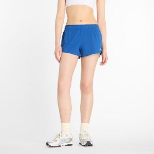 Spodenki damskie New Balance WS41286GAB – niebieskie. Niebieskie szorty New Balance, bez wzorów, z materiału, sportowe. Za 299,99 zł.
