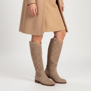 Kozaki damskie S.Barski, ażurowa cholewka do kolana zamek z boku niski obcas lekka podeszwa styl codzienny, beżowe, HY61-8023. Brązowe kozaki S.BARSKI, w ażurowe wzory, bez obcasa, na obcasie, bez zapięcia. Za 209,00 zł.