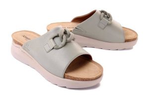 JOSEF SEIBEL 73407 511 635 Celine 07 salvia, klapki damskie. Zielone klapki Josef Seibel, bez wzorów, ze skóry, bez obcasa. Za 233,94 zł.