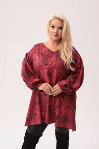 Oversize'owa tunika Amalia - elegancja w rozkwicie PLUS SIZE XXL. Czerwone tuniki Moda Size Plus Iwanek, na co dzień, plus size, bez wzorów, z elastanu, eleganckie, bez kołnierzyka, plus size, bez ramiączek. Za 239,90 zł.