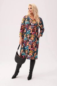 Dresowa sukienka Pop Art w komiksowy print - wyrazista i stylowa PLUS SIZE XXL. Sukienki Moda Size Plus Iwanek, na co dzień, plus size, bez wzorów, z bawełny, eleganckie, bez kołnierzyka, plus size, bez ramiączek, midi, dopasowane. W wyprzedaży za 199,90 zł.
