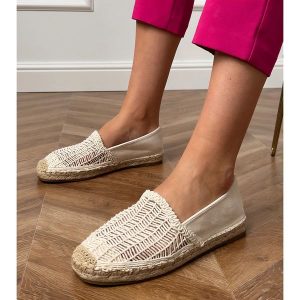 Beżowe espadryle ażurowe na platformie beżowy. Brązowe espadryle w ażurowe wzory, z materiału, bez obcasa, na platformie. Za 81,09 zł.