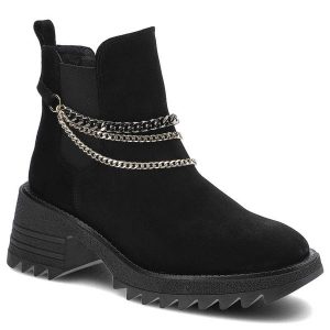 Botki damskie Karino, miękki materiał zamszowy z elastyczną cholewką ozdobnym metalowym łańcuszkiem oraz masywną podeszwą, czarne, 3947-003-P. Czarne botki Karino, bez wzorów, z materiału, bez obcasa, na obcasie, bez zapięcia. Za 382,99 zł.