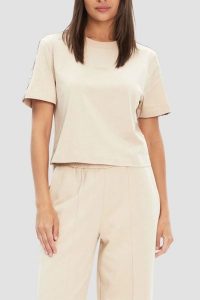 GUESS Beżowy bawełniany t-shirt damski z lampasami Britney, Rozmiar L. Brązowe t-shirty Guess, l, z aplikacjami, z bawełny, bez kołnierzyka, bez ramiączek. Za 219,99 zł.