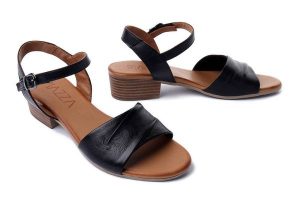 PIAZZA 910128-01 schwarz, sandały damskie. Czarne sandały Piazza, bez wzorów, ze skóry, bez obcasa, na obcasie, bez zapięcia. Za 299,90 zł.